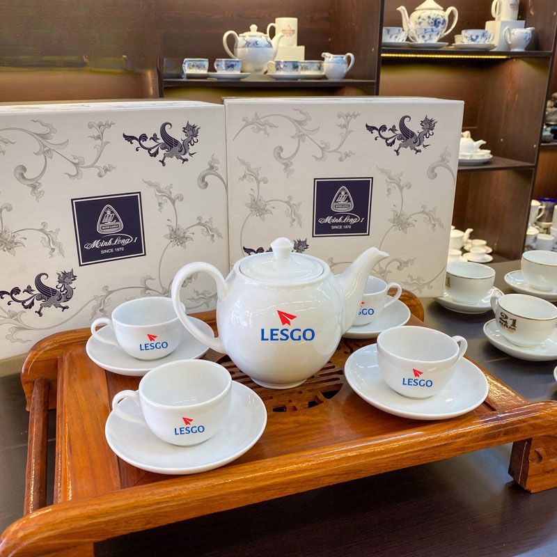 Bộ ấm trà gốm sứ in logo làm quà tặng kỉ niệm trường học