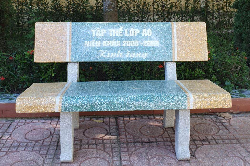 Ghế đá làm quà tặng thành lập trường tiểu học đến đại học