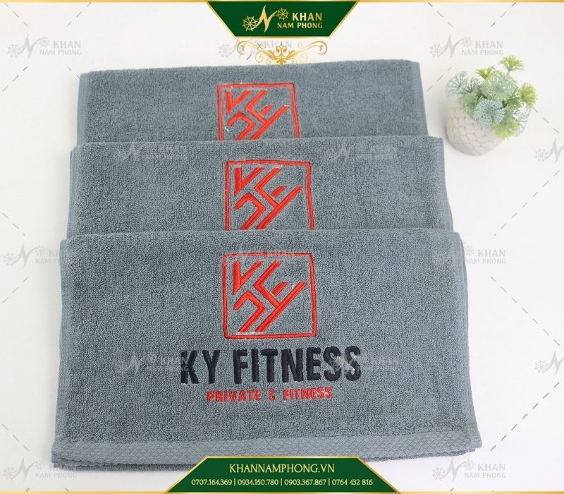 Ba khăn gym cotton màu xám xếp so le, thêu logo KY Fitness đỏ đen