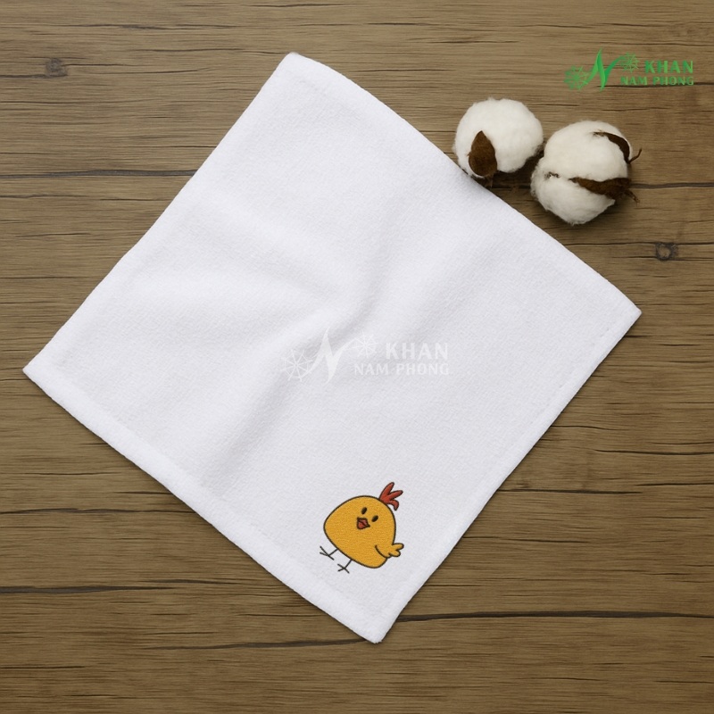 Khăn tay vuông mầm non trẻ em màu trắng thêu hình con gà