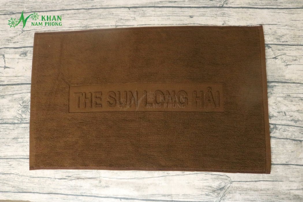 Thảm chùi chân khách sạn 45x75cm dập logo The Sun Long Hải màu nâu socola