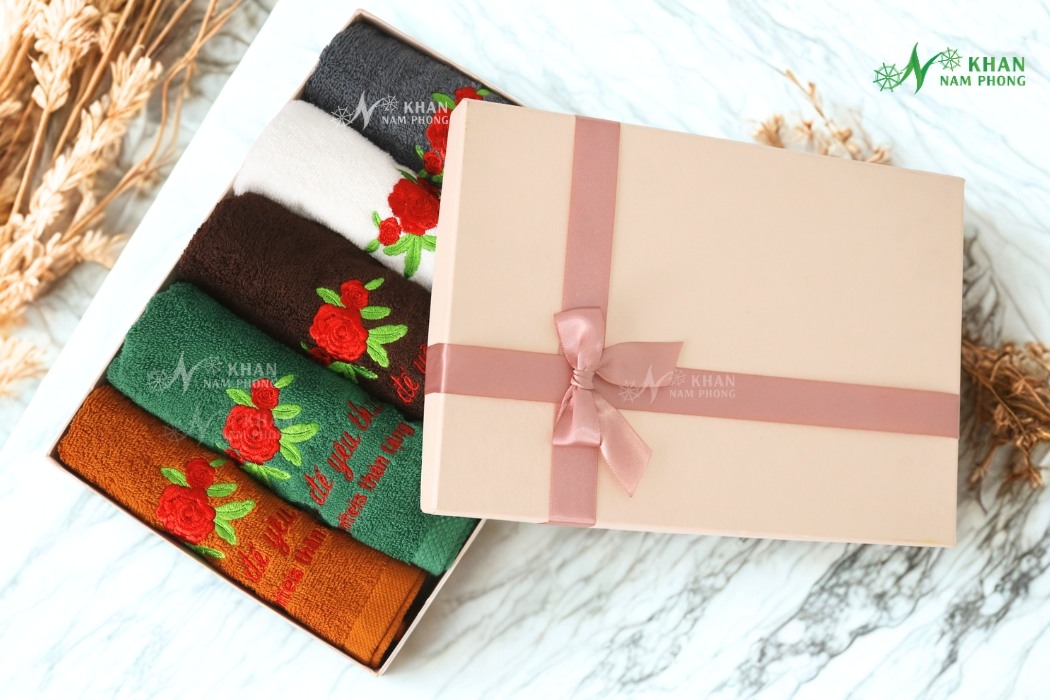 Combo 5 Khăn Quà Tặng Cotton Cao Cấp Thêu Logo – Dành Cho Công Nhân, Nhân Viên, Khách Hàng Dịp Lễ 2/9