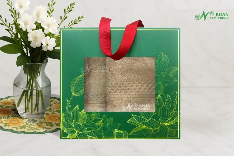 Set 2 Khăn Quà Tặng VBamboo 28x50cm & 50x100cm Màu Nâu Nhạt Đóng Hộp Kéo Xanh Lá