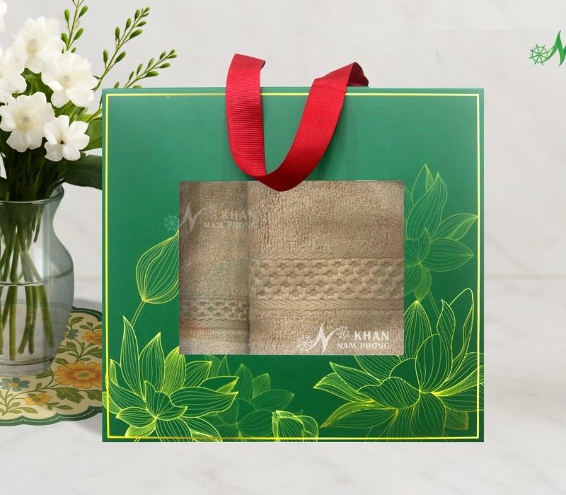 Set 2 Khăn Quà Tặng VBamboo 28x50cm & 50x100cm Màu Nâu Nhạt Đóng Hộp Kéo Xanh Lá
