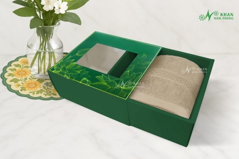 Set 2 Khăn Quà Tặng VBamboo 28x50cm & 50x100cm Màu Nâu Nhạt Đóng Hộp Kéo Xanh Lá