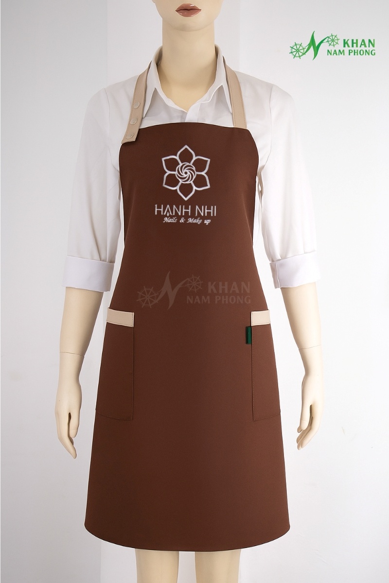 Tạp dề nail cổ yếm màu nâu đất cotton lạnh thêu logo Hạnh Nhi freesize