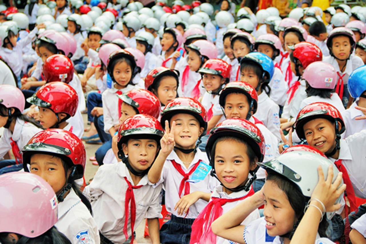 Nón bảo hiểm quà tặng đảm bảo an toàn cho học sinh sinh viên