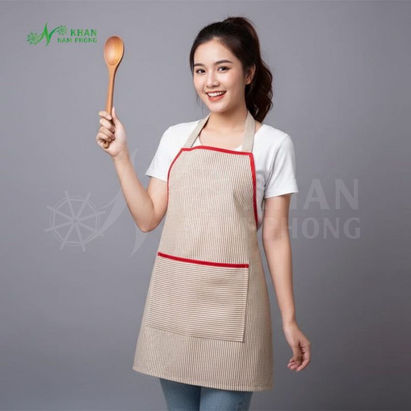 Người mẫu kỹ thuật viên trải nghiệm sử dụng Tạp dề kẻ sọc tại xưởng Khăn Nam Phong