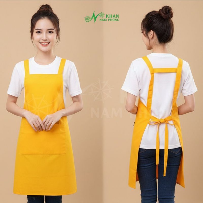 Người mẫu kỹ thuật viên trải nghiệm sử dụng Tạp dề làm bánh tại xưởng Khăn Nam Phong