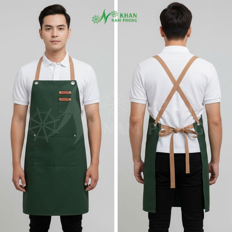 Người mẫu kỹ thuật viên trải nghiệm sử dụng Tạp dề xanh rêu tại xưởng Khăn Nam Phong