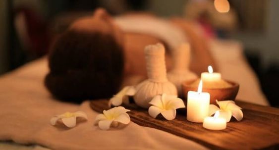 Massage đá nóng là gì? Cách thư giãn & hồi phục năng lượng cho cơ thể Xông Hơi Đá Nóng Là Gì