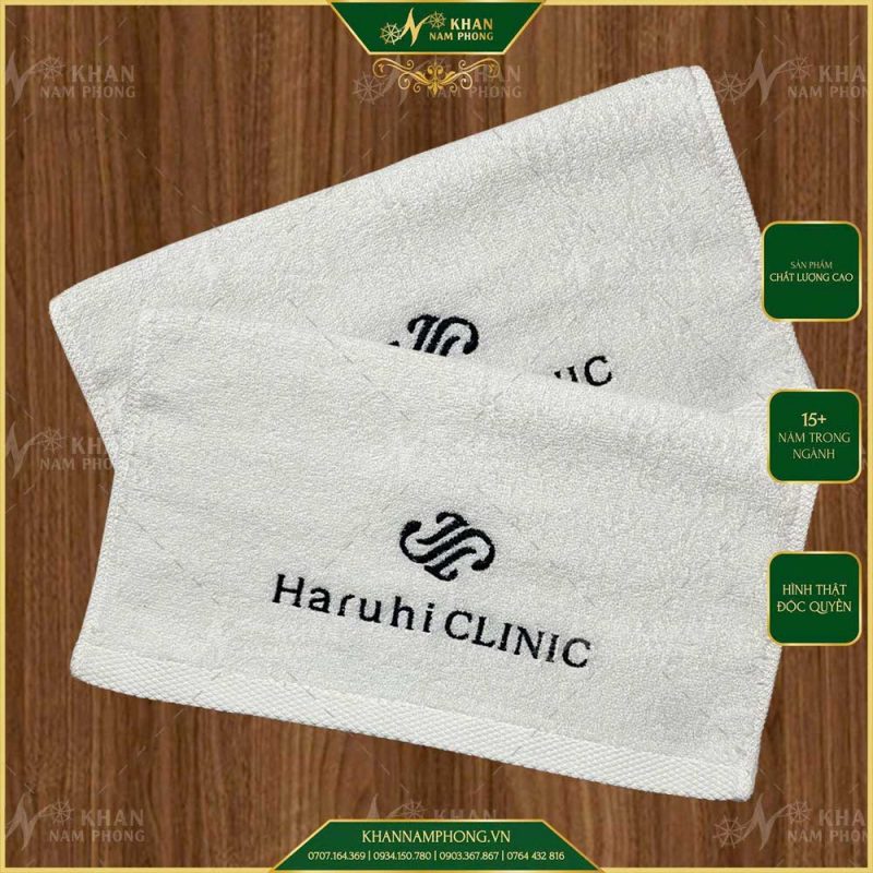 Khăn Spa Clinic Cotton 34x80 Màu Trắng Thêu Logo Haruhi Clinic