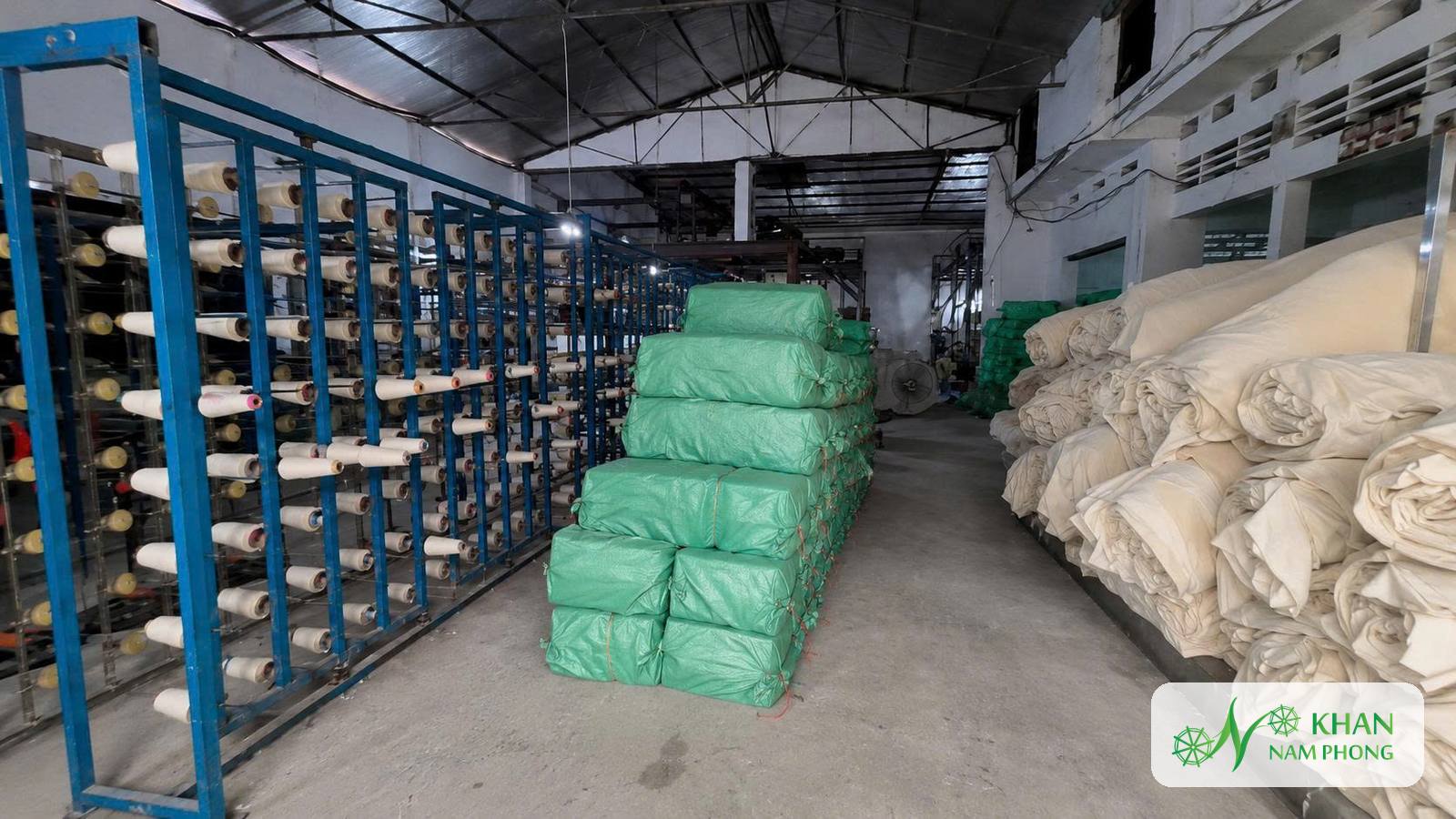 Chứng Nhận Hợp Quy &Amp; Kết Quả Thử Nghiệm Sợi – Khăn Nam Phong Giàn sợi cotton và các cuộn vải khăn mộc xếp trong kho của nhà máy dệt Khăn Nam Phong tại cụm KCN Hoàng Gia, Long An