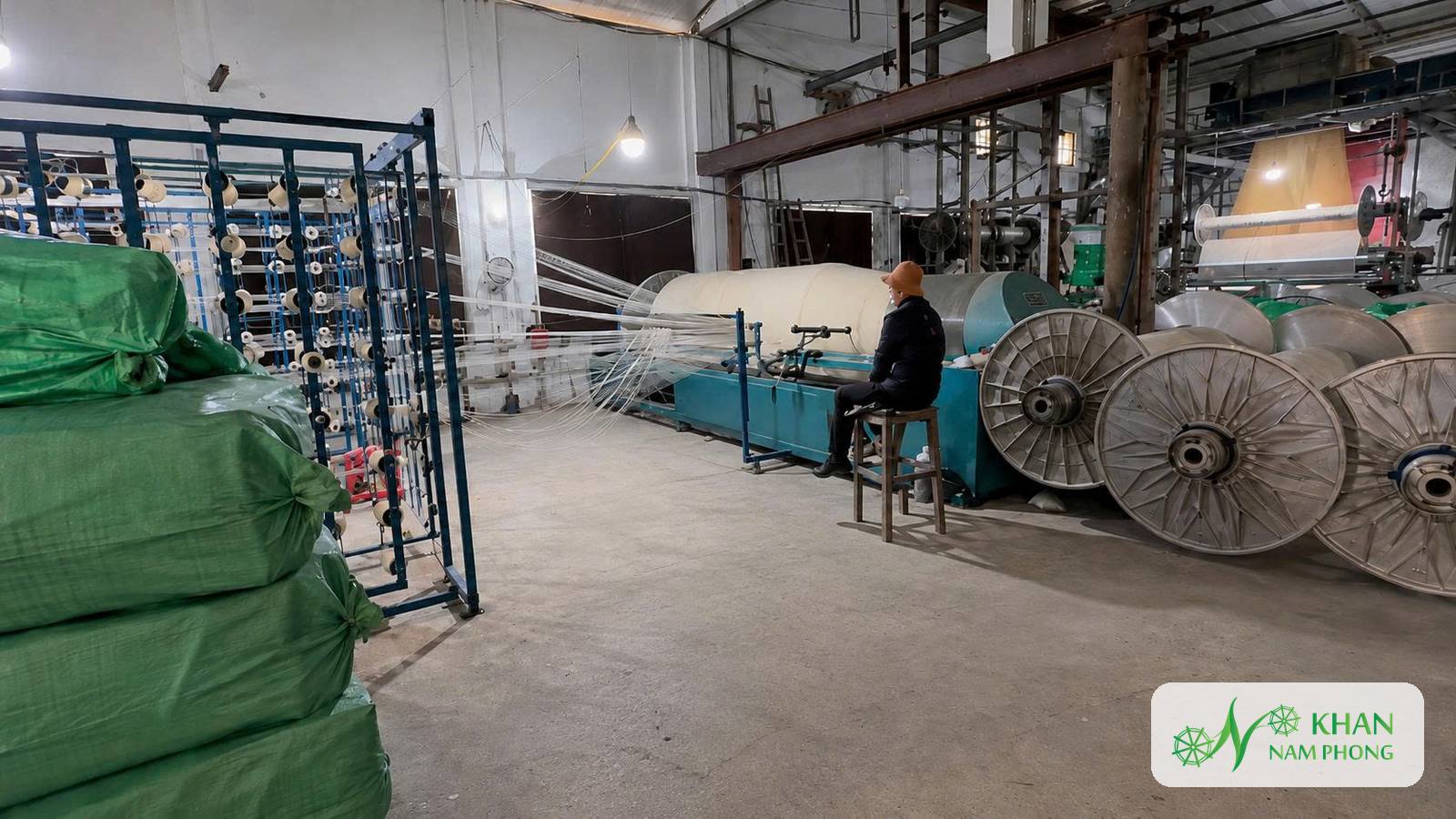Chứng Nhận Hợp Quy &Amp; Kết Quả Thử Nghiệm Sợi – Khăn Nam Phong Công nhân vận hành máy mắc sợi bên dãy trục cuộn tại nhà máy dệt Khăn Nam Phong tại cụm KCN Hoàng Gia, Long An