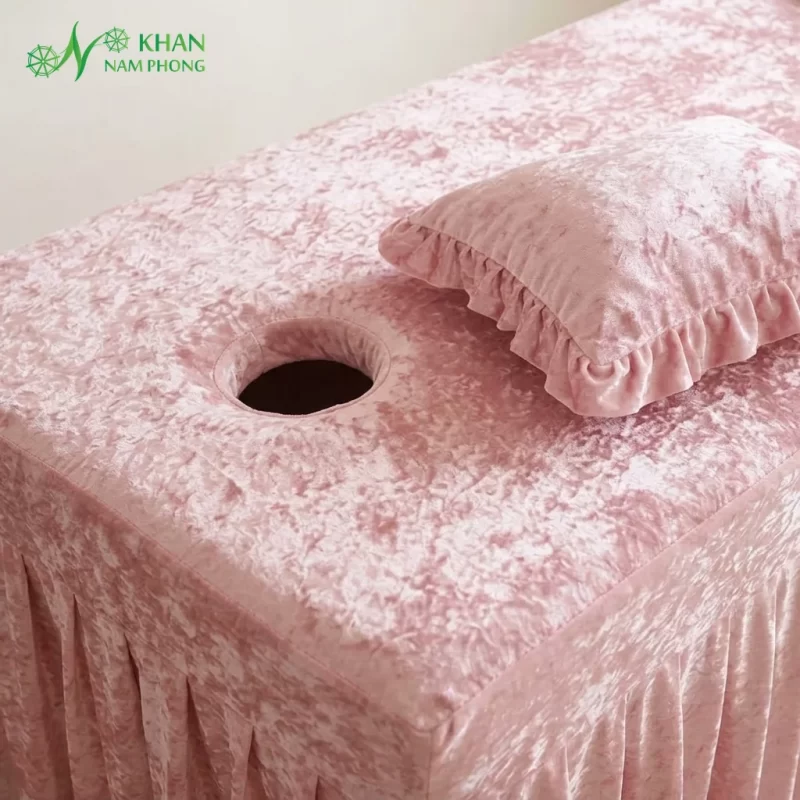 Cận cảnh bề mặt vải nhung tuyết hồng, lỗ úp mặt bọc viền và gối bèo ga giường gội đầu spa