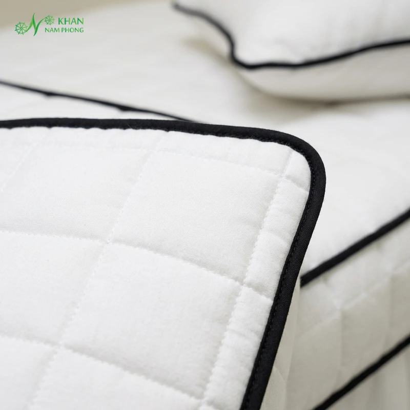 Cận cảnh chất liệu vải cotton chần bông trắng viền đen cao cấp