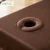 Cận cảnh chất vải lụa chần bông màu nâu socola có khoét lỗ