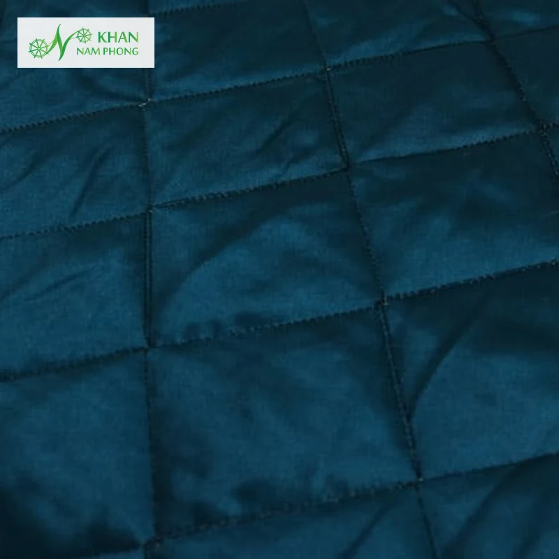 Cận cảnh bề mặt ga giường spa lụa chần bông màu xanh navy phối ren trắng sang trọng
