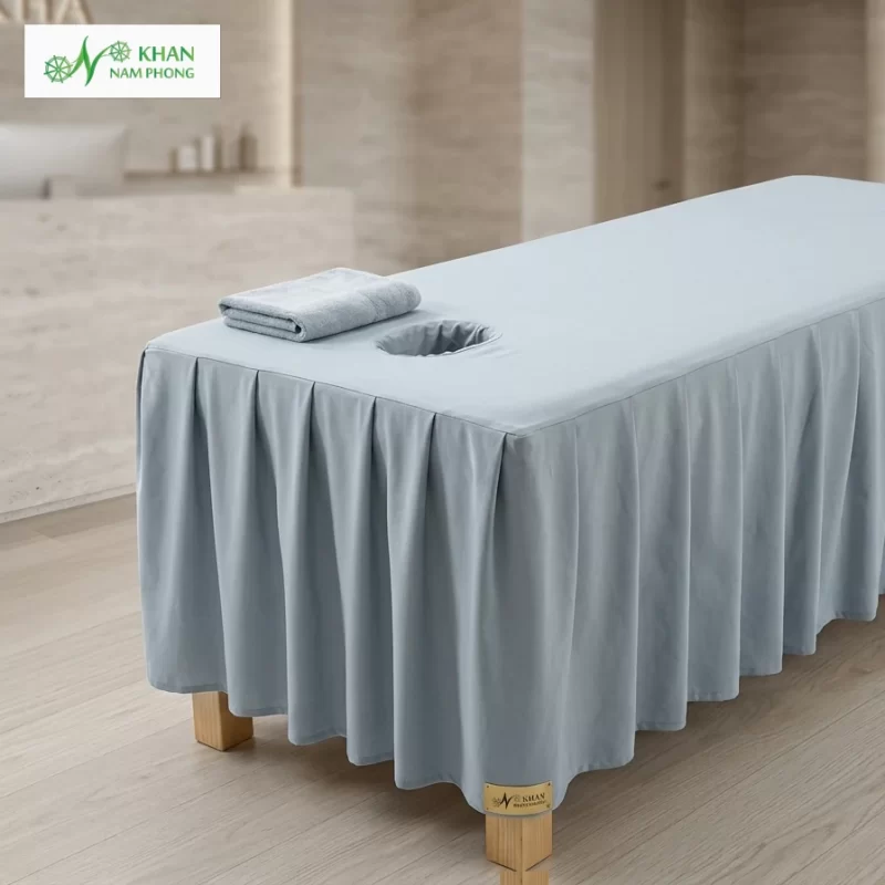 Cận cảnh bề mặt vải thun Hàn Quốc màu xám nhạt và chi tiết khoét lỗ úp mặt ga trải giường spa Nam Phong