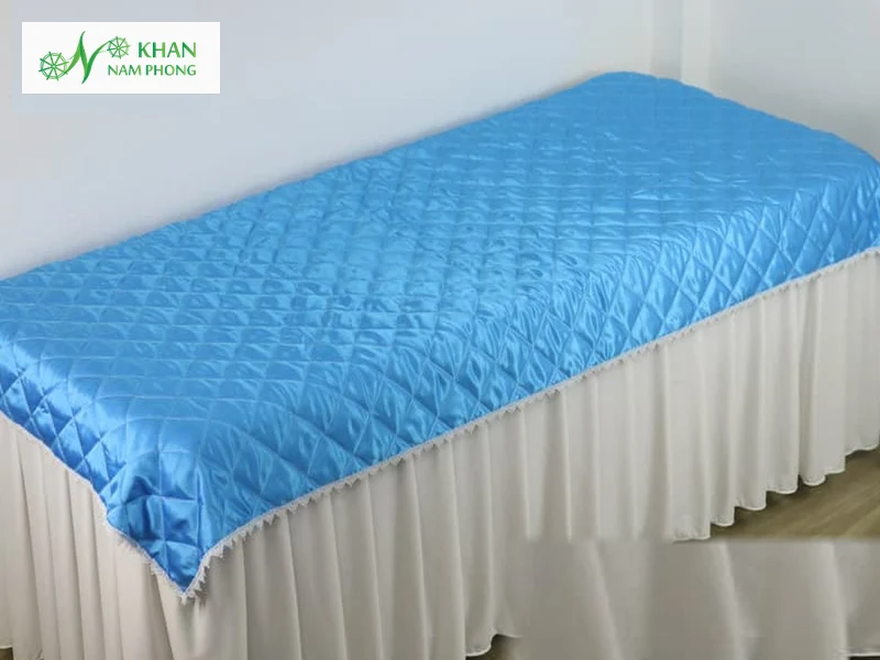Ga Trải Giường Spa Lụa Chần Bông Màu Xanh Biển Phối Viền Ren Trắng Ga trải giường spa lụa chần bông màu xanh biển phối viền ren trắng