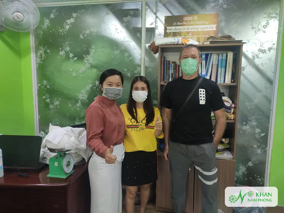 Lê Thị Nhung – Người Sáng Lập, Giám Đốc (Ceo) Khăn Nam Phong Khách quốc tế đến xem mẫu khăn bông tại văn phòng Khăn Nam Phong