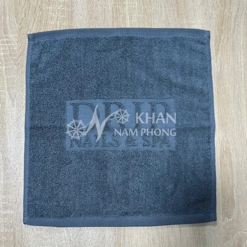 Cận cảnh khăn làm nail cotton 34x34cm dệt logo chìm DRIP NAILS & SPA màu xám sang trọng tại Khăn Nam Phong