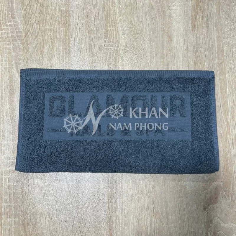 Cận cảnh khăn làm nail cotton dệt logo chìm GLAMOUR NAILS & SPA màu xám lông chuột tại Khăn Nam Phong