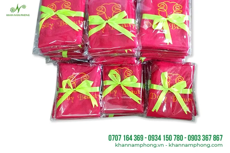 Mẫu set khăn quà tặng thêu logo spa thẩm mỹ viện đóng hộp trang nhã chuẩn bị bàn giao