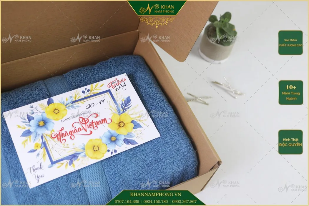 Khăn thêu logo công ty kèm thiệp cảm ơn trong hộp quà tặng đối tác