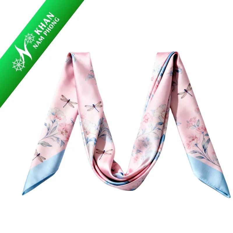 Khăn twilly lụa mềm mại tạo điểm nhấn sang trọng cho set quà tặng đối tác phái đẹp