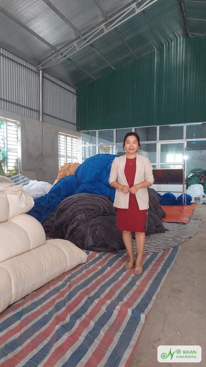 Lê Thị Nhung – Người Sáng Lập, Giám Đốc (Ceo) Khăn Nam Phong Toàn cảnh kho khăn mộc với các kiện khăn xanh, xám và trắng xếp cao
