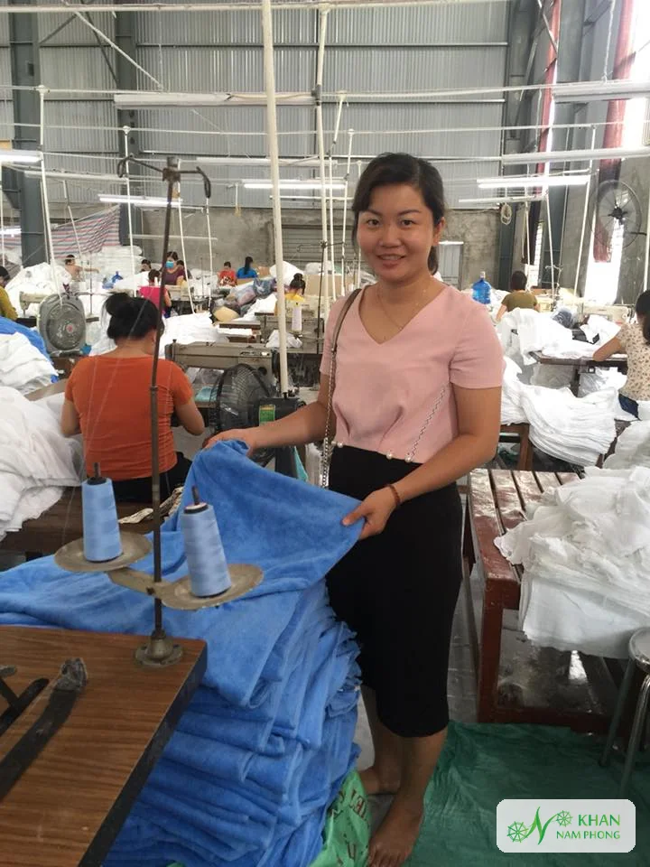Lê Thị Nhung – Người Sáng Lập, Giám Đốc (Ceo) Khăn Nam Phong Lê Thị Nhung cầm tấm khăn microfiber xanh vừa may xong tại xưởng Khăn Nam Phong