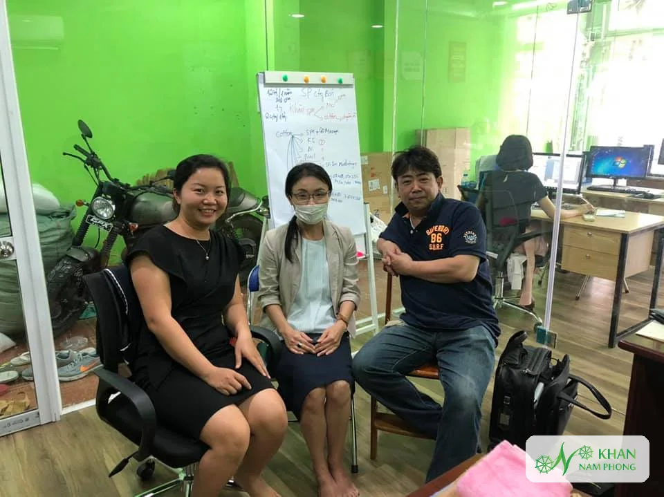 Lê Thị Nhung – Người Sáng Lập, Giám Đốc (Ceo) Khăn Nam Phong Lê Thị Nhung trao đổi với hai khách hàng bên bàn mẫu khăn tại văn phòng