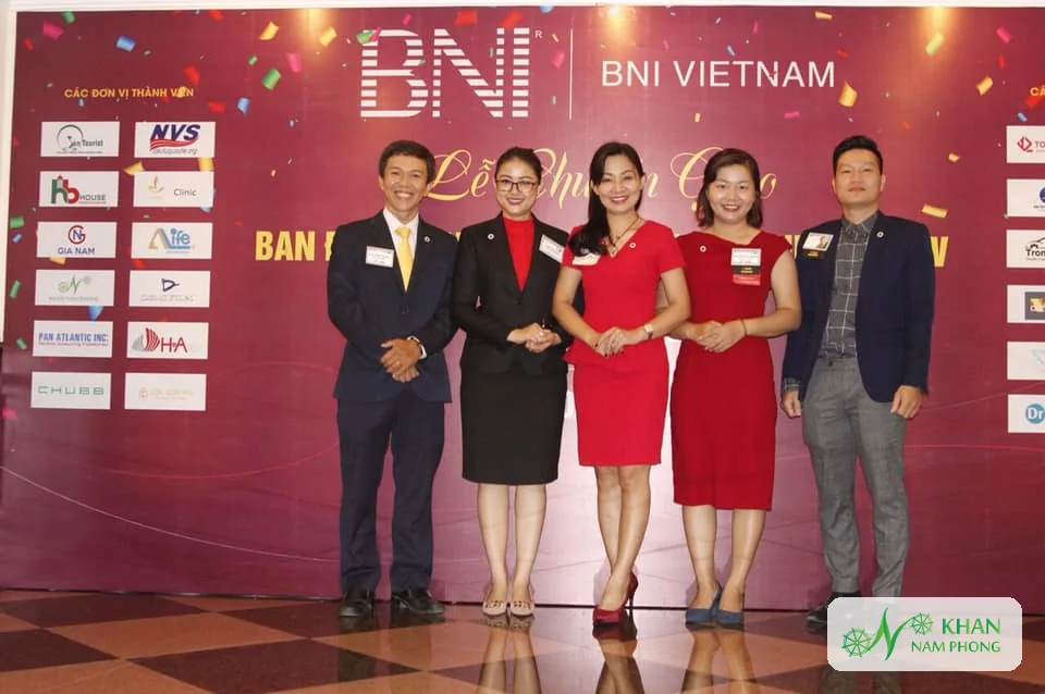 Lê Thị Nhung – Người Sáng Lập, Giám Đốc (Ceo) Khăn Nam Phong Lê Thị Nhung cùng bốn thành viên ban điều hành tại lễ chuyển giao BNI Vietnam