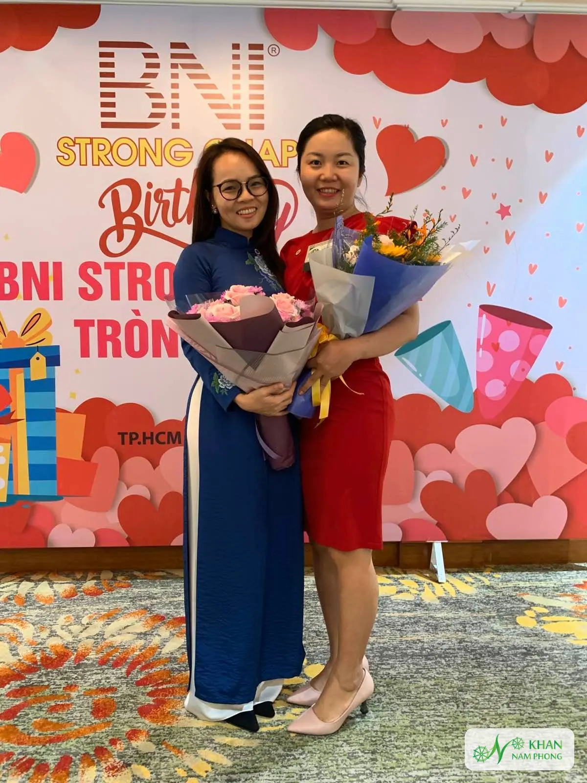 Lê Thị Nhung – Người Sáng Lập, Giám Đốc (Ceo) Khăn Nam Phong Lê Thị Nhung nhận hoa trong lễ sinh nhật BNI Strong Chapter TP.HCM