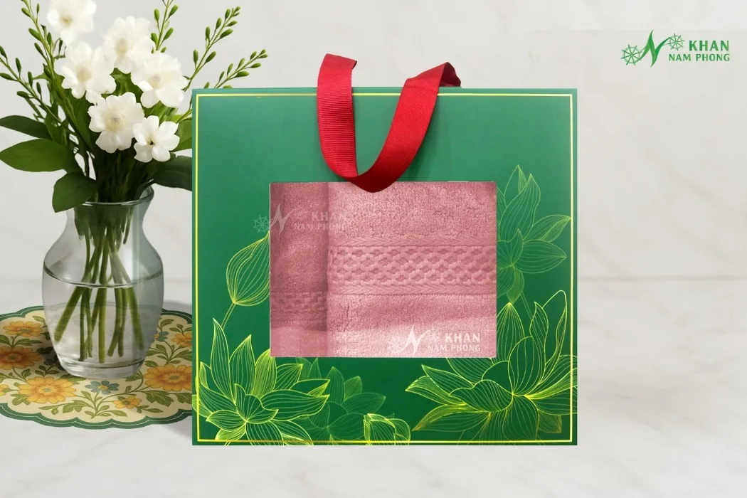 Set 2 khăn quà tặng V-Bamboo màu hồng đóng hộp kéo xanh lá thắt nơ trang nhã