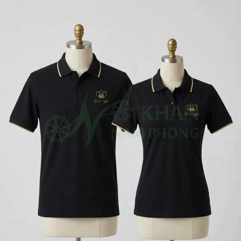 Áo Polo Đồng Phục Tiệm Nail Nam Nữ Màu Đen Viền Vàng Gold Thêu Logo mặt trước: hai phom áo polo màu đen tuyền phối viền bo vàng kim luxury, thêu logo hoa sen Nail & Spa vàng kim trước ngực