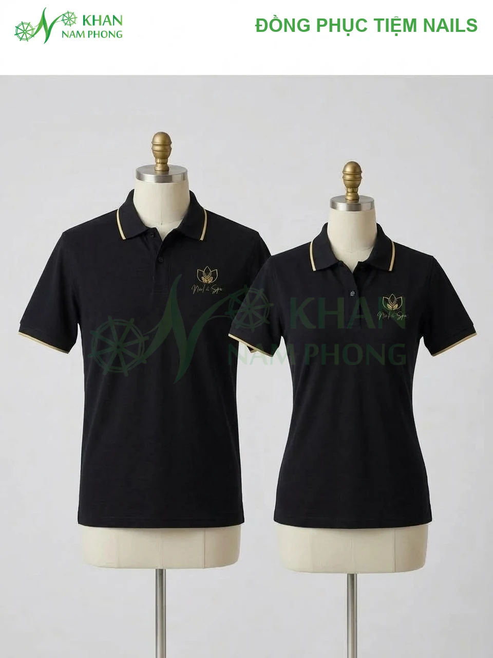 Áo Polo Đồng Phục Tiệm Nail Nam Nữ Màu Đen Viền Gold Thêu Logo (Chuẩn Salon Mỹ) – Mặt Trước (Form Nam &Amp; Nữ) Áo Polo Đồng Phục Tiệm Nail Nam Nữ Màu Đen Viền Gold Thêu Logo (Chuẩn Salon Mỹ) mặt trước: tông màu đen tuyền phối viền bo vàng kim đẳng cấp, ngực thêu logo hoa sen Nail & Spa vàng óng