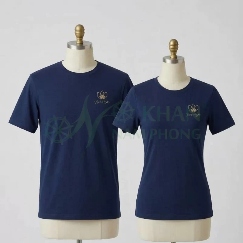 Áo Thun Cổ Tròn Đồng Phục Tiệm Nail Nam Nữ Màu Xanh Navy Thêu Logo mặt trước: áo thun cổ tròn màu xanh navy đậm nam tính và thanh lịch, ngực áo thêu hoa sen vàng kim nổi bật