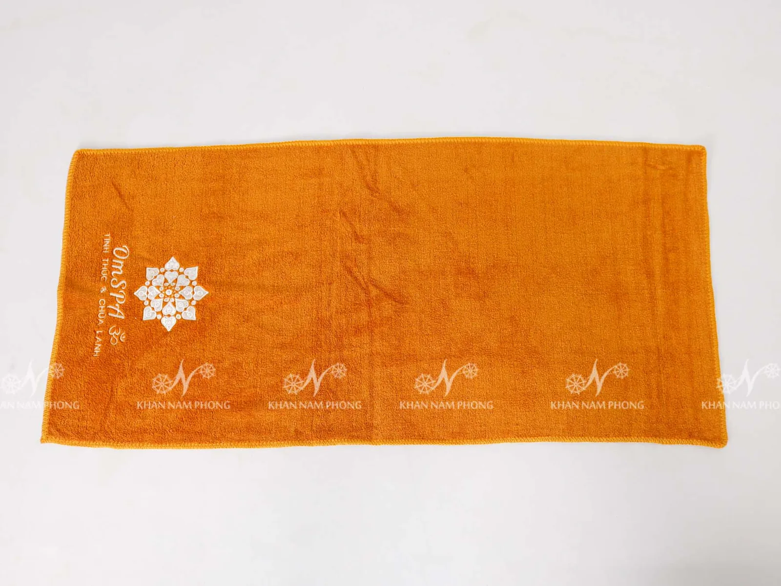Khăn gội đầu spa microfiber 35x75cm màu da bò trải phẳng, thêu logo OmSPA chỉ trắng