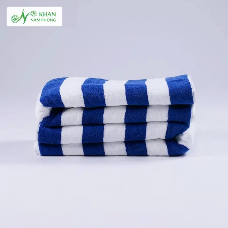 Ảnh chụp phom dáng gấp gọn khăn tắm hồ bơi cotton sọc xanh trắng in logo Khăn Nam Phong