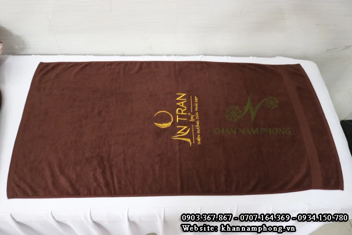 Khăn quấn body spa cotton 70x140cm màu nâu socola thêu logo An Tran Spa chỉ vàng