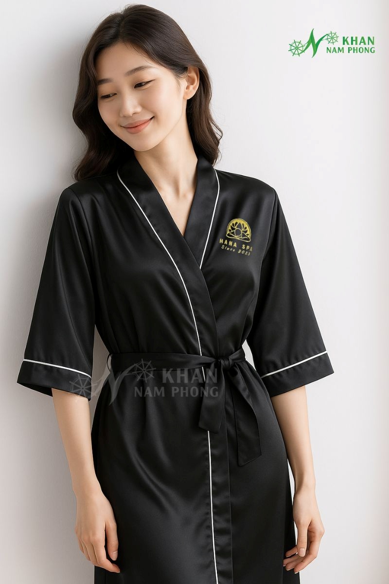 Áo Choàng Tắm Spa Màu Đen Lụa Hàn Quốc Thêu Logo The Hari Beauty & Spa Freesize