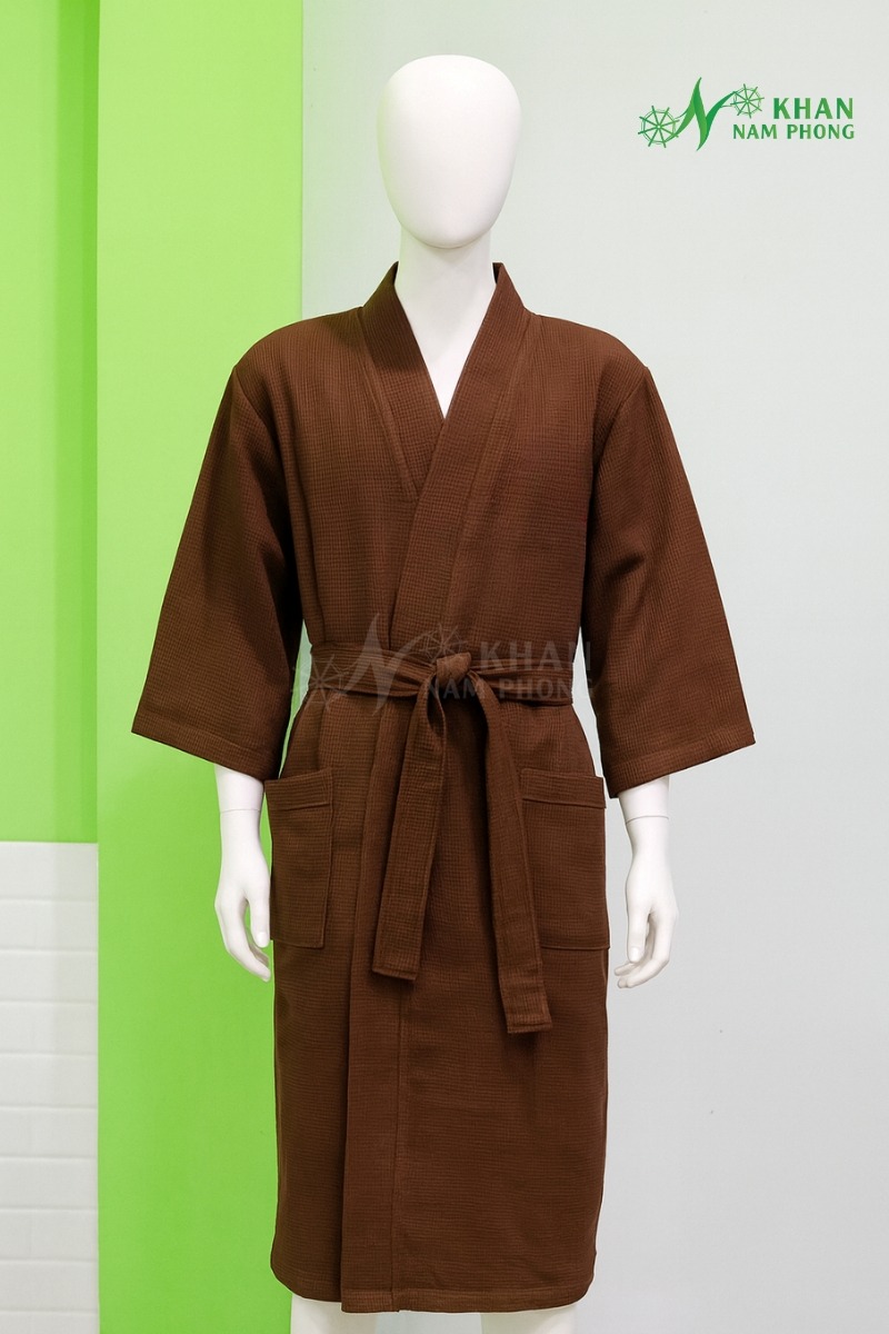 Áo Choàng Tắm Cotton Dệt Tổ Ong Màu Nâu Socola Thêu Logo JK SPA & ACADEMY Freesize Áo Choàng Tắm Cotton Dệt Tổ Ong Màu Nâu Socola Thêu Logo JK SPA & ACADEMY Freesize