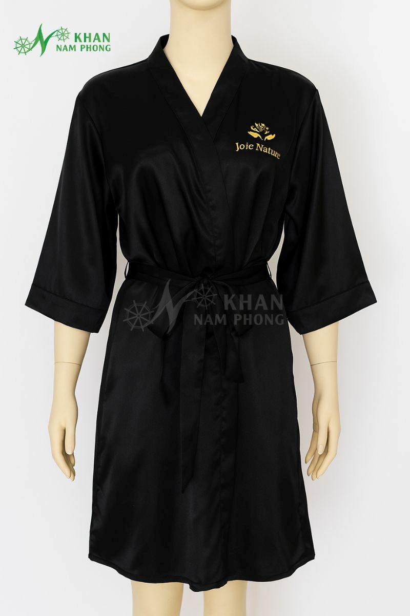 Áo Choàng Tắm Spa Màu Đen Lụa Hàn Quốc Thêu Logo The Hari Beauty &Amp; Spa Freesize Áo Choàng Tắm Spa Màu Đen Lụa Hàn Quốc Thêu Logo The Hari Beauty & Spa Freesize