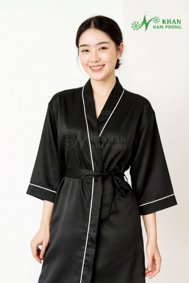 Áo Choàng Tắm Spa Màu Đen Lụa Hàn Quốc Thêu Logo The Hari Beauty &Amp; Spa Freesize Áo Choàng Tắm Spa Màu Đen Lụa Hàn Quốc Thêu Logo The Hari Beauty & Spa Freesize