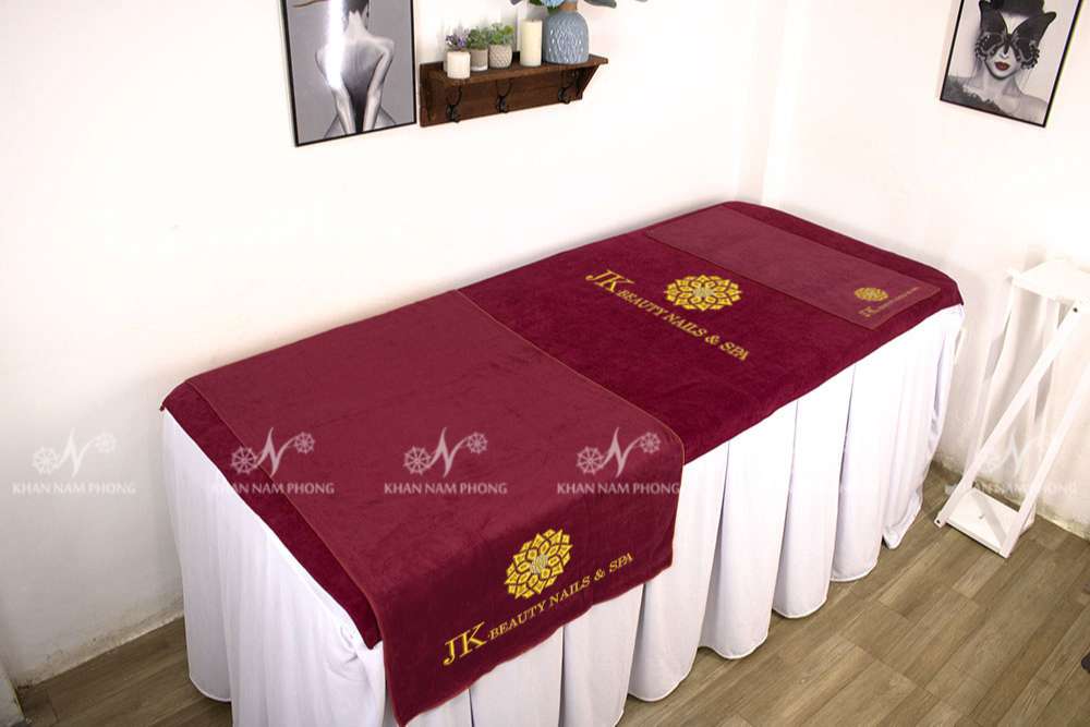 Jk Beauty Nails &Amp;Amp; Spa Microfiber (Màu Đỏ) Bộ Khăn Trải Giường Spa Màu Đỏ Đô (Rượu Vang) Microfiber Thêu Logo