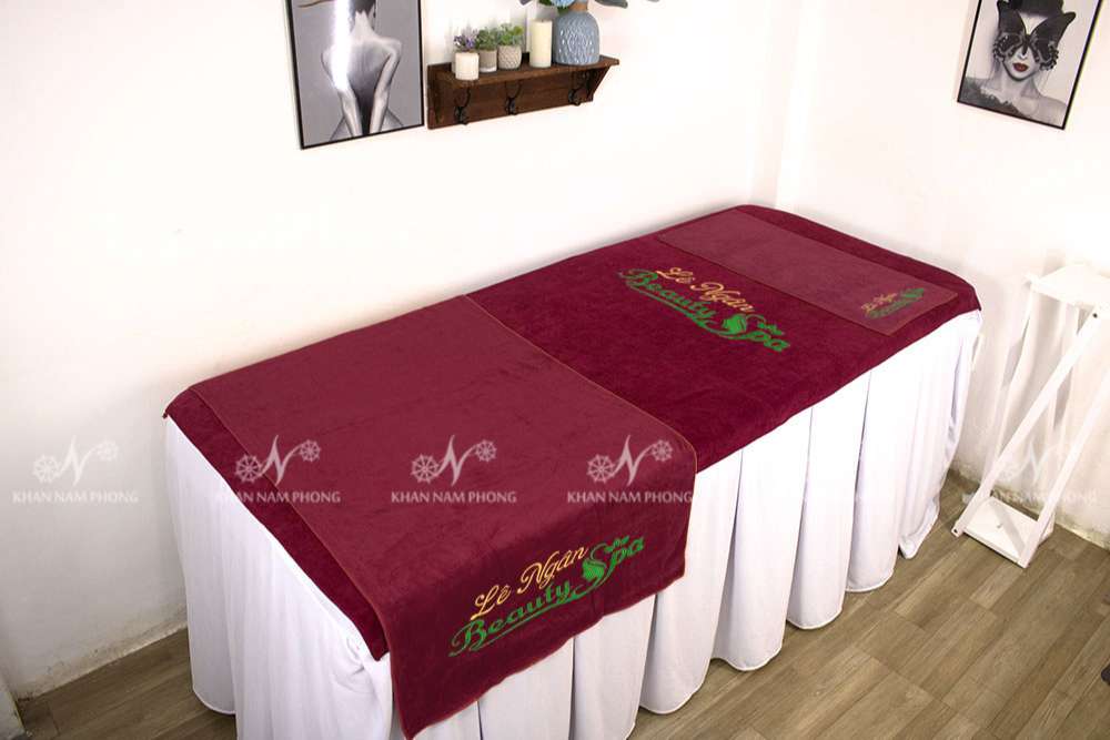 Hình Ảnh Ktg – Lê Ngân Beauty Spa Microfiber (Màu Đỏ) Bộ Khăn Trải Giường Spa Màu Đỏ Đô (Rượu Vang) Microfiber Thêu Logo