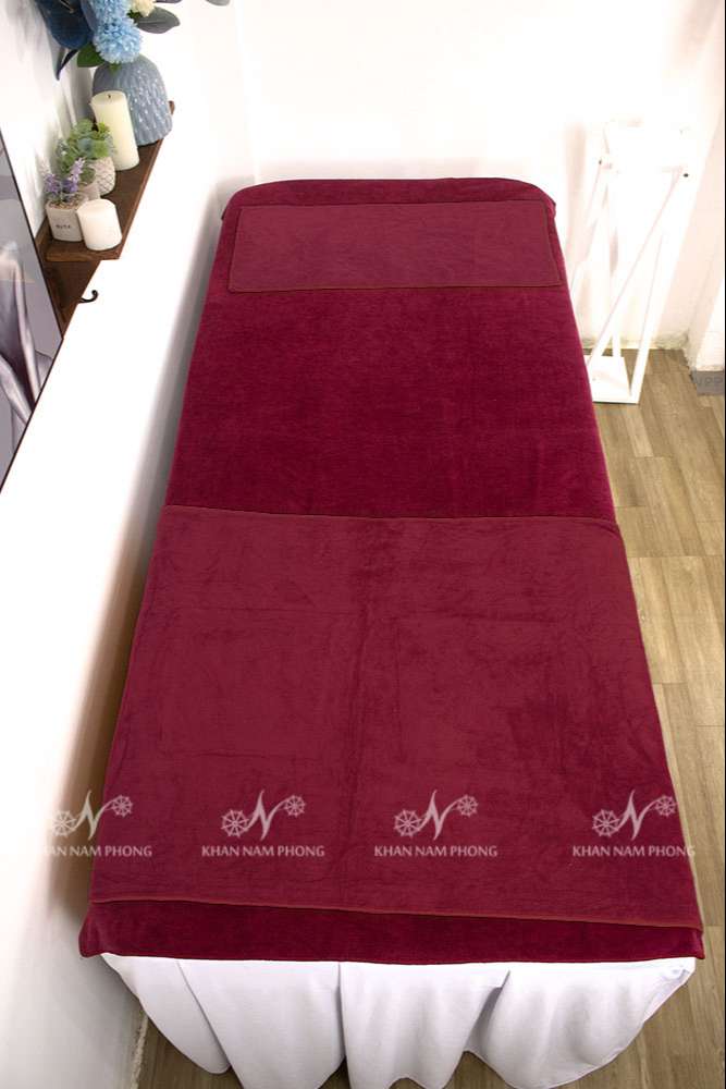 Bộ Khăn Trải Giường Spa Màu Đỏ Đô (Rượu Vang) Microfiber Thêu Logo Bộ Khăn Trải Giường Spa Màu Đỏ Đô (Rượu Vang) Microfiber Thêu Logo