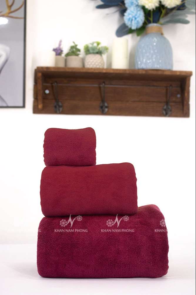 Bộ Khăn Trải Giường Spa Màu Đỏ Đô (Rượu Vang) Microfiber Thêu Logo Bộ Khăn Trải Giường Spa Màu Đỏ Đô (Rượu Vang) Microfiber Thêu Logo